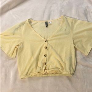 Pastel yellow buttoned cropped shirt